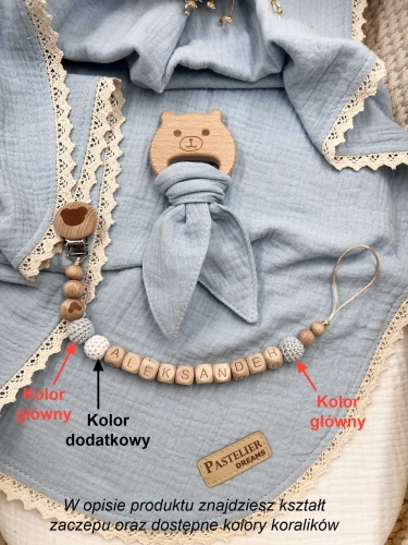 Personalizowana zawieszka do smoczka i szeleszczące uszka z muślinu to wyjątkowy zestaw dla niemowlęcia. Idealny prezent dla noworodka, wykonany z naturalnych materiałów. Idealny prezent na narodziny, baby shower lub chrzciny.