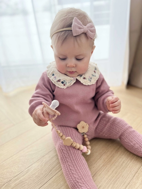 Personalizowana zawieszka do smoczka z drewnianych koralików i grawerowanym imieniem na drewnianym klipsie. Idealny prezent dla noworodka i niemowlęcia.