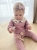 Zestaw prezentowy dla noworodka z pieluszkami muślinowymi i personalizowaną zawieszką do smoczka. Idealny prezent na narodziny dziecka i baby shower.