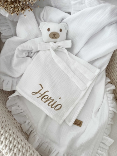 Muślinowa przytulanka Miś z imieniem dziecka – miękka, delikatna i personalizowana haftem. Wyjątkowa pamiątka oraz piękny pomysł na prezent dla niemowlaka, na narodziny, baby shower lub chrzest.