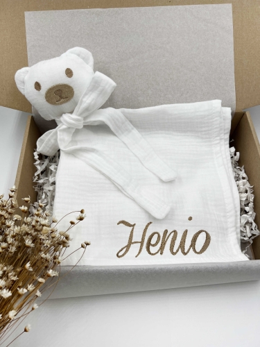 Muślinowa przytulanka Miś z imieniem dziecka – miękka, delikatna i personalizowana haftem. Wyjątkowa pamiątka oraz piękny pomysł na prezent dla niemowlaka, na narodziny, baby shower lub chrzest.