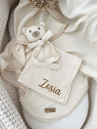 Muślinowa przytulanka Miś z imieniem dziecka – miękka, delikatna i personalizowana haftem. Wyjątkowa pamiątka oraz piękny pomysł na prezent dla niemowlaka, na narodziny, baby shower lub chrzest.