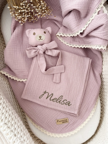 Muślinowa przytulanka Miś z imieniem dziecka – miękka, delikatna i personalizowana haftem. Wyjątkowa pamiątka oraz piękny pomysł na prezent dla niemowlaka, na narodziny, baby shower lub chrzest.