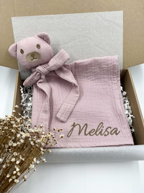 Muślinowa przytulanka Miś z imieniem dziecka – miękka, delikatna i personalizowana haftem. Wyjątkowa pamiątka oraz piękny pomysł na prezent dla niemowlaka, na narodziny, baby shower lub chrzest.