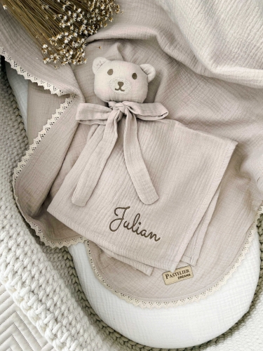 Muślinowa przytulanka Miś z imieniem dziecka – miękka, delikatna i personalizowana haftem. Wyjątkowa pamiątka oraz piękny pomysł na prezent dla niemowlaka, na narodziny, baby shower lub chrzest.