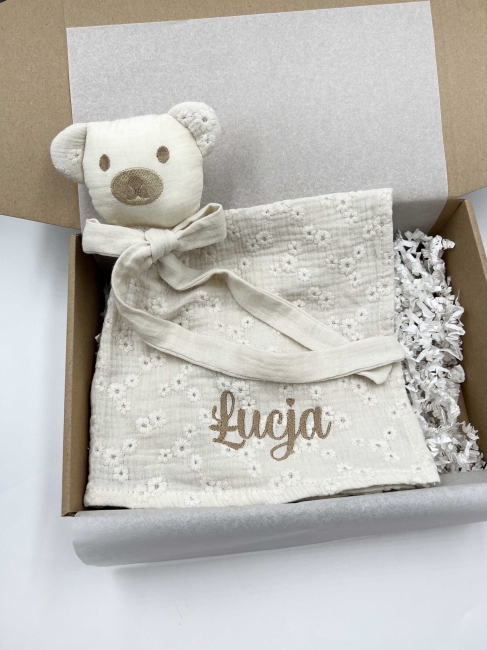 Muślinowa przytulanka Miś z imieniem dziecka – miękka, delikatna i personalizowana haftem. Wyjątkowa pamiątka oraz piękny pomysł na prezent dla niemowlaka, na narodziny, baby shower lub chrzest.