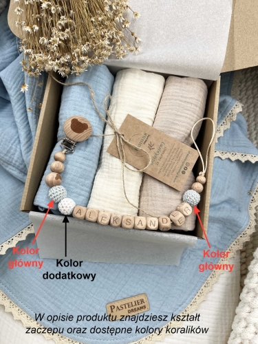 Zestaw prezentowy dla noworodka z pieluszkami muślinowymi i personalizowaną zawieszką do smoczka. Idealny prezent na narodziny dziecka i baby shower.