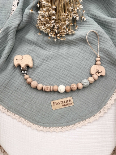 Personalizowana zawieszka do smoczka z drewnianych koralików i grawerowanym imieniem na drewnianym klipsie. Idealny prezent dla noworodka i niemowlęcia.