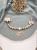 Personalizowana zawieszka do smoczka z drewnianych koralików i grawerowanym imieniem na drewnianym klipsie. Idealny prezent dla noworodka i niemowlęcia.