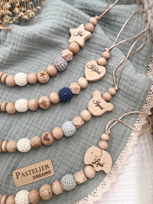 Personalizowana zawieszka do smoczka z drewnianych koralików i grawerowanym imieniem na drewnianym klipsie. Idealny prezent dla noworodka i niemowlęcia.