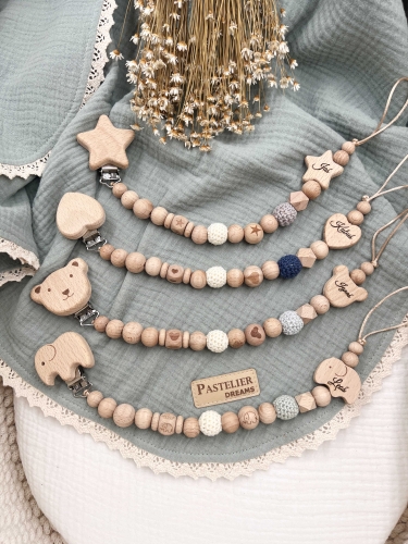 Personalizowana zawieszka do smoczka z drewnianych koralików i grawerowanym imieniem na drewnianym klipsie. Idealny prezent dla noworodka i niemowlęcia.