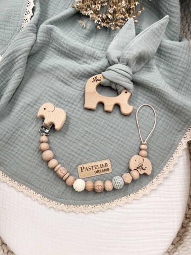 Personalizowana zawieszka do smoczka i szeleszczące uszka z muślinu to wyjątkowy zestaw dla niemowlęcia. Idealny prezent dla noworodka, wykonany z naturalnych materiałów. Idealny prezent na narodziny, baby shower lub chrzciny.