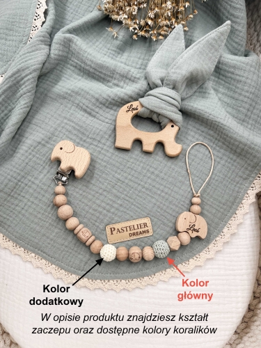 Personalizowana zawieszka do smoczka i szeleszczące uszka z muślinu to wyjątkowy zestaw dla niemowlęcia. Idealny prezent dla noworodka, wykonany z naturalnych materiałów. Idealny prezent na narodziny, baby shower lub chrzciny.