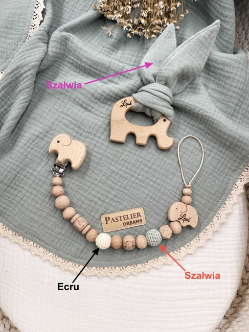 Personalizowana zawieszka do smoczka i szeleszczące uszka z muślinu to wyjątkowy zestaw dla niemowlęcia. Idealny prezent dla noworodka, wykonany z naturalnych materiałów. Idealny prezent na narodziny, baby shower lub chrzciny.