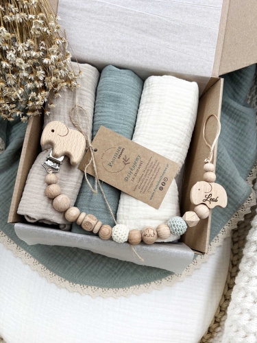 Zestaw prezentowy dla noworodka z pieluszkami muślinowymi i personalizowaną zawieszką do smoczka. Idealny prezent na narodziny dziecka i baby shower.