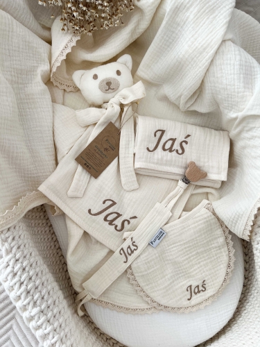 Personalizowany box dla noworodka z misiem z muślinu, zawieszką do smoczka, śliniaczkiem i pieluszką z imieniem. Idealny prezent na narodziny dziecka, baby shower, chrzciny lub pierwszą wizytę.