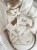 Personalizowany box dla noworodka z misiem z muślinu, zawieszką do smoczka, śliniaczkiem i pieluszką z imieniem. Idealny prezent na narodziny dziecka, baby shower, chrzciny lub pierwszą wizytę.