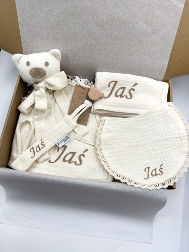 Personalizowany box dla noworodka z misiem z muślinu, zawieszką do smoczka, śliniaczkiem i pieluszką z imieniem. Idealny prezent na narodziny dziecka, baby shower, chrzciny lub pierwszą wizytę.