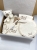 Personalizowany box dla noworodka z misiem z muślinu, zawieszką do smoczka, śliniaczkiem i pieluszką z imieniem. Idealny prezent na narodziny dziecka, baby shower, chrzciny lub pierwszą wizytę.