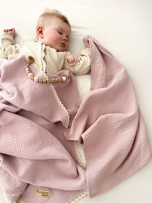 Personalizowana zawieszka do smoczka i pieluszka muślina to wyjątkowy zestaw dla niemowlęcia. Idealny prezent dla noworodka, wykonany z naturalnych materiałów. Idealny prezent na narodziny, baby shower lub chrzciny.