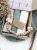 Zestaw prezentowy dla noworodka z pieluszkami muślinowymi i personalizowaną zawieszką do smoczka. Idealny prezent na narodziny dziecka i baby shower.