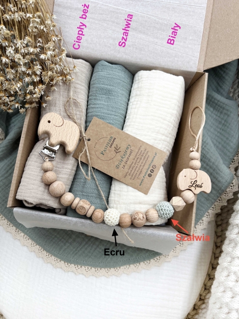 Zestaw prezentowy dla noworodka z pieluszkami muślinowymi i personalizowaną zawieszką do smoczka. Idealny prezent na narodziny dziecka i baby shower.