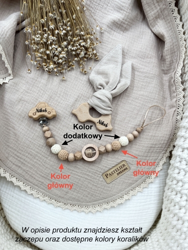 Personalizowana zawieszka do smoczka i szeleszczące uszka z muślinu to wyjątkowy zestaw dla niemowlęcia. Idealny prezent dla noworodka, wykonany z naturalnych materiałów. Idealny prezent na narodziny, baby shower lub chrzciny.