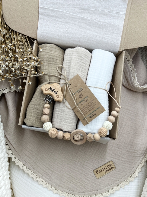 Zestaw prezentowy dla noworodka z pieluszkami muślinowymi i personalizowaną zawieszką do smoczka. Idealny prezent na narodziny dziecka i baby shower.