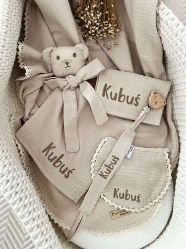 Personalizowany box dla noworodka z misiem z muślinu, zawieszką do smoczka, śliniaczkiem i pieluszką z imieniem. Idealny prezent na narodziny dziecka, baby shower, chrzciny lub pierwszą wizytę.