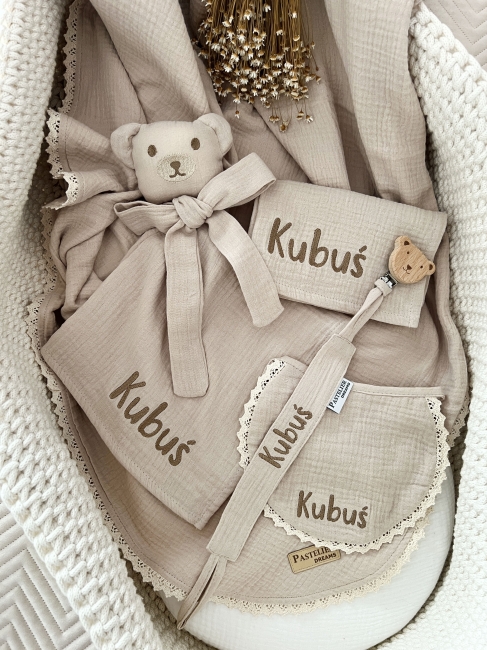 Personalizowany box dla noworodka z misiem z muślinu, zawieszką do smoczka, śliniaczkiem i pieluszką z imieniem. Idealny prezent na narodziny dziecka, baby shower, chrzciny lub pierwszą wizytę.