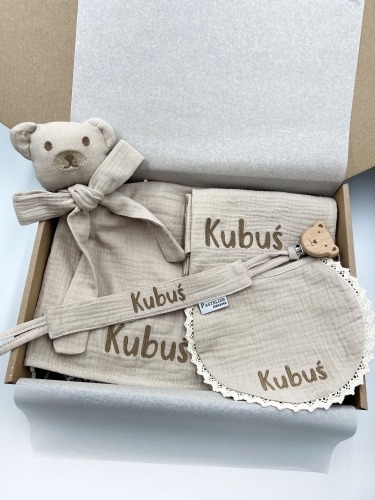 Personalizowany box dla noworodka z misiem z muślinu, zawieszką do smoczka, śliniaczkiem i pieluszką z imieniem. Idealny prezent na narodziny dziecka, baby shower, chrzciny lub pierwszą wizytę.