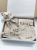 Personalizowany box dla noworodka z misiem z muślinu, zawieszką do smoczka, śliniaczkiem i pieluszką z imieniem. Idealny prezent na narodziny dziecka, baby shower, chrzciny lub pierwszą wizytę.