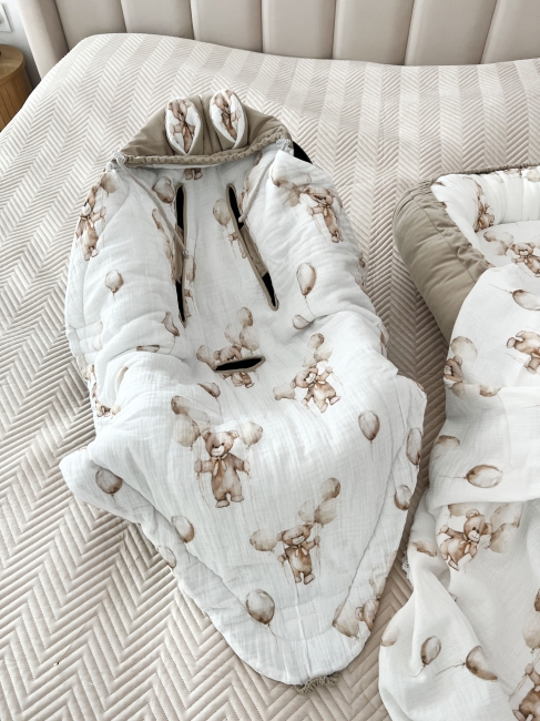 Śpiworek do fotelika samochodowego Velvet-Muślin – miękki i przytulny śpiworek niemowlęcy do nosidełka, fotelika i gondoli. Idealny na chłodniejsze dni oraz jako element wyprawki dla niemowlaka.