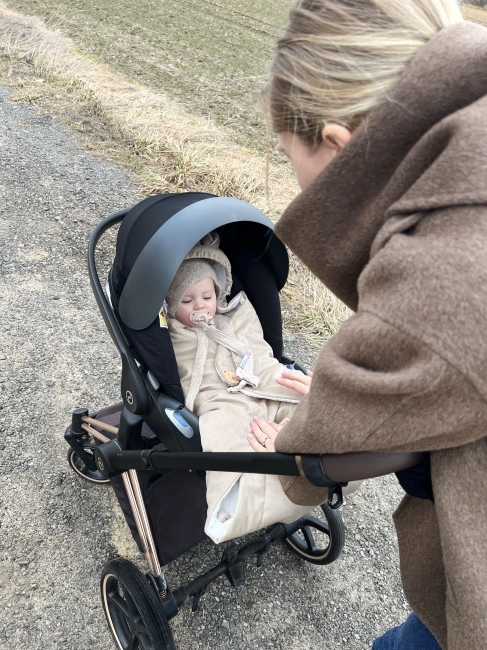 Śpiworek do fotelika samochodowego Velvet-Muślin – miękki i przytulny śpiworek niemowlęcy do nosidełka, fotelika i gondoli. Idealny na chłodniejsze dni oraz jako element wyprawki dla niemowlaka.