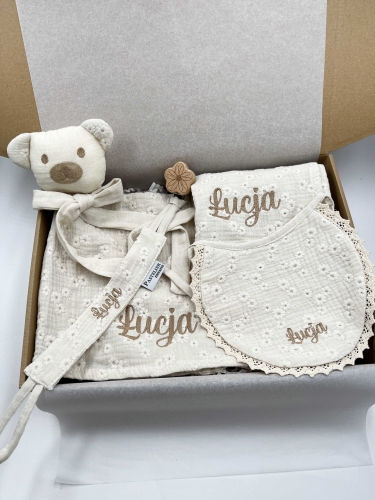 Personalizowany box dla noworodka z misiem z muślinu, zawieszką do smoczka, śliniaczkiem i pieluszką z imieniem. Idealny prezent na narodziny dziecka, baby shower, chrzciny lub pierwszą wizytę.