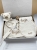 Personalizowany box dla noworodka z misiem z muślinu, zawieszką do smoczka, śliniaczkiem i pieluszką z imieniem. Idealny prezent na narodziny dziecka, baby shower, chrzciny lub pierwszą wizytę.