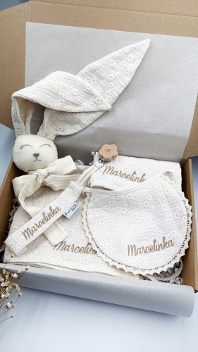 Box prezentowy dla noworodka z personalizowaną przytulanką króliczkiem z muślinu, zawieszką do smoczka z imieniem dziecka, śliniaczkiem z haftem oraz pieluszką muślinową z imieniem. Idealny prezent na narodziny, baby shower i chrzciny.