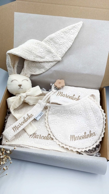 Box prezentowy dla noworodka z personalizowaną przytulanką króliczkiem z muślinu, zawieszką do smoczka z imieniem dziecka, śliniaczkiem z haftem oraz pieluszką muślinową z imieniem. Idealny prezent na narodziny, baby shower i chrzciny.