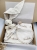Box prezentowy dla noworodka z personalizowaną przytulanką króliczkiem z muślinu, zawieszką do smoczka z imieniem dziecka, śliniaczkiem z haftem oraz pieluszką muślinową z imieniem. Idealny prezent na narodziny, baby shower i chrzciny.