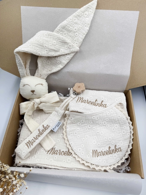 Box prezentowy dla noworodka z personalizowaną przytulanką króliczkiem z muślinu, zawieszką do smoczka z imieniem dziecka, śliniaczkiem z haftem oraz pieluszką muślinową z imieniem. Idealny prezent na narodziny, baby shower i chrzciny.