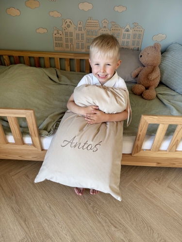 Zestaw do żłobka i przedszkola – pościel muślinowa z personalizacją oraz pokrowiec z personalizacją. Miękki i praktyczny komplet dla dziecka do żłobka, przedszkola i na co dzień. Idealny na prezent.
