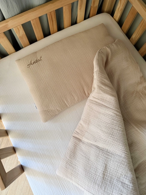 Zestaw do żłobka i przedszkola – pościel muślinowa z personalizacją oraz pokrowiec z personalizacją. Miękki i praktyczny komplet dla dziecka do żłobka, przedszkola i na co dzień. Idealny na prezent.