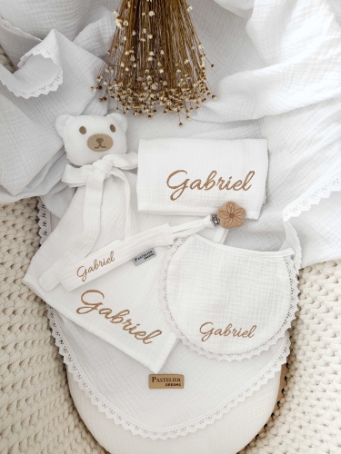 Personalizowany box dla noworodka z misiem z muślinu, zawieszką do smoczka, śliniaczkiem i pieluszką z imieniem. Idealny prezent na narodziny dziecka, baby shower, chrzciny lub pierwszą wizytę.