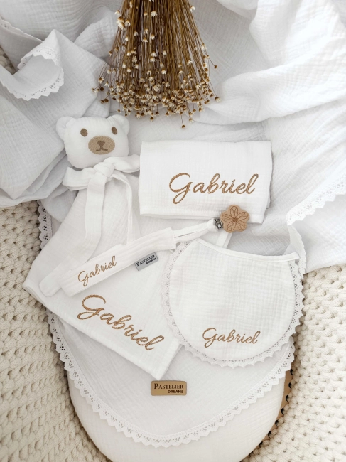 Personalizowany box dla noworodka z misiem z muślinu, zawieszką do smoczka, śliniaczkiem i pieluszką z imieniem. Idealny prezent na narodziny dziecka, baby shower, chrzciny lub pierwszą wizytę.