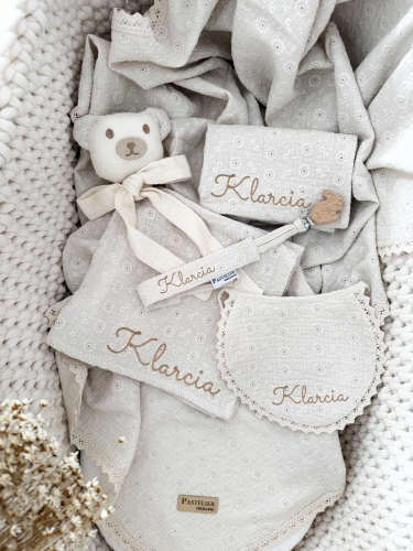 Personalizowany box dla noworodka z misiem z muślinu, zawieszką do smoczka, śliniaczkiem i pieluszką z imieniem. Idealny prezent na narodziny dziecka, baby shower, chrzciny lub pierwszą wizytę.