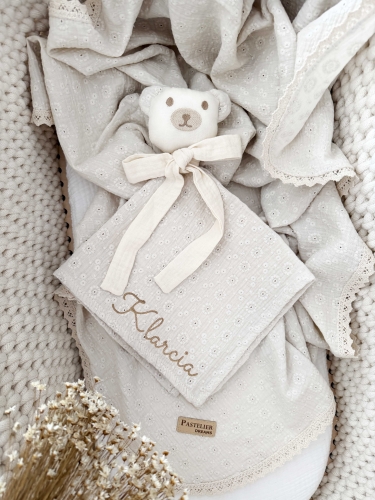 Muślinowa przytulanka Miś z imieniem dziecka – miękka, delikatna i personalizowana haftem. Wyjątkowa pamiątka oraz piękny pomysł na prezent dla niemowlaka, na narodziny, baby shower lub chrzest.
