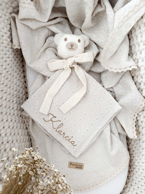 Muślinowa przytulanka Miś z imieniem dziecka – miękka, delikatna i personalizowana haftem. Wyjątkowa pamiątka oraz piękny pomysł na prezent dla niemowlaka, na narodziny, baby shower lub chrzest.