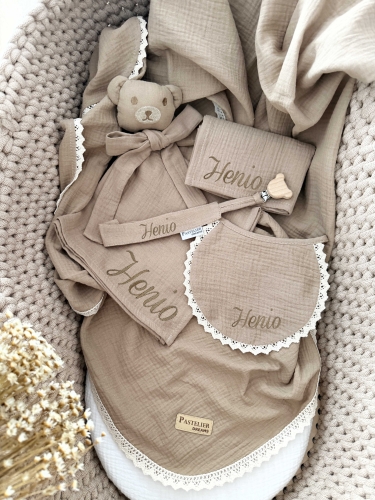 Personalizowany box dla noworodka z misiem z muślinu, zawieszką do smoczka, śliniaczkiem i pieluszką z imieniem. Idealny prezent na narodziny dziecka, baby shower, chrzciny lub pierwszą wizytę.