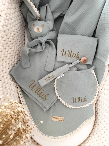 Personalizowany box dla noworodka z misiem z muślinu, zawieszką do smoczka, śliniaczkiem i pieluszką z imieniem. Idealny prezent na narodziny dziecka, baby shower, chrzciny lub pierwszą wizytę.
