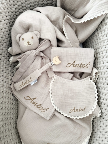 Personalizowany box dla noworodka z misiem z muślinu, zawieszką do smoczka, śliniaczkiem i pieluszką z imieniem. Idealny prezent na narodziny dziecka, baby shower, chrzciny lub pierwszą wizytę.